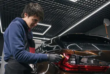 Ибрагим Гаджиев наносит кварц на задние фонари авто