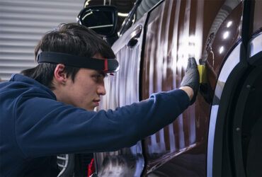 студент наносит кварцевый состав на кузов