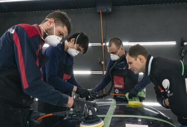 студенты полируют капот