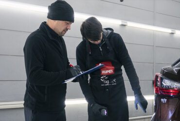 студенты проводят инспекцию повреждений ЛКП