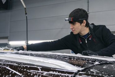 Ибрагим Гаджиев моет автомобиль