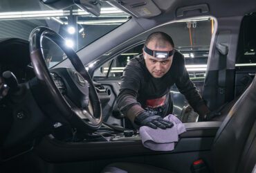 студент работает с кожей в салоне авто