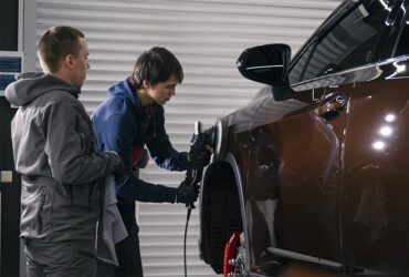 Ибрагим Гаджиев полирует авто