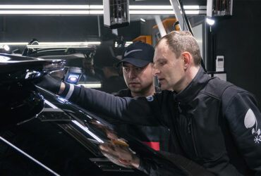 инструктор объясняет студенту как проводить диагностику автомобиля