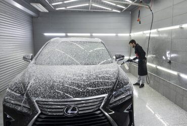 студент осваивает детейлинг-мойку