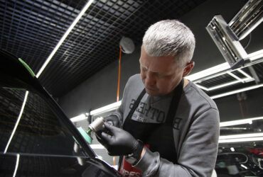 студент второй группы полирует кузов