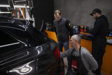 студент с инструктором возле авто