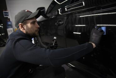 студент работает детейлинг-пластилином