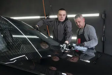 инструктор объясняет студенту как располировывать состав