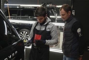 студент под руководством инструктора измеряет толщину ЛКП