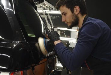 студент учится полировать