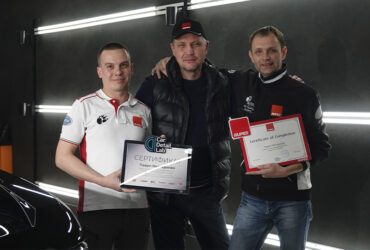 инструкторы и студент с сертификатами