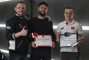 студент с сертификатами возле инструкторов