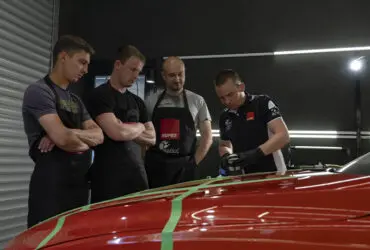 инструктор показывает студентам как правильно полировать авто