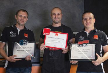 студент третьей группы с инструкторами во время награждения сертификатами