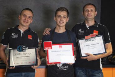 Григорий Сенюк с инструкторами во время награждения сертификатами