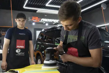 студент третьей группы полирует авто