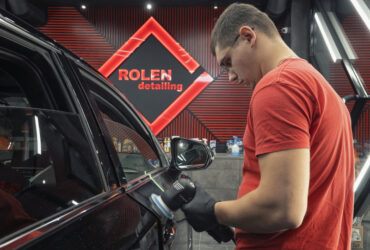 Юрий Швец полирует черный автомобиль