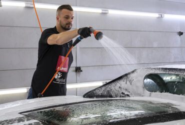 студент четвертой группы моет авто