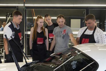 инструктор ставит студентам задачу по мойке авто