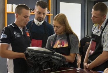 студенты на модуле шлифовки учатся реставрировать фару