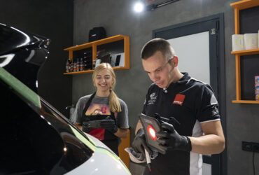 инструктор проверяет работу студентки