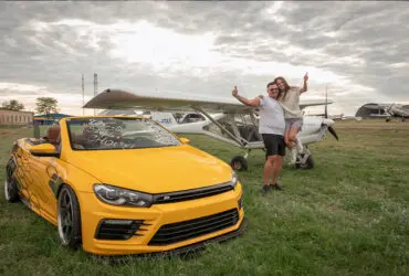 пара на фоне желтого авто