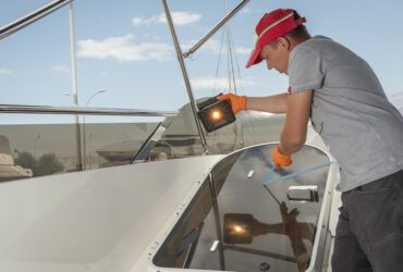 инспекция деталей яхты из поликарбоната при помощи фонаря Scangrip