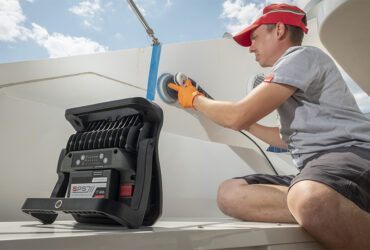 полировка яхты с использованием фонаря Scangrip