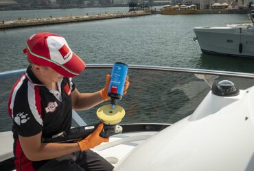 загрузка полировального круга пастой для водного транспорта