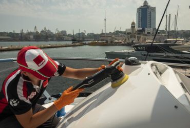 полировка корпуса яхты желтым кругом